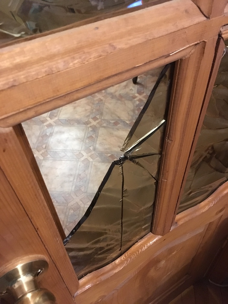 Чем заменить стекло в двери. Разбитое стекло в двери. Дверь с разбитым стеклом. Разбилось стекло в двери. Разбилось стекло в межкомнатной двери.